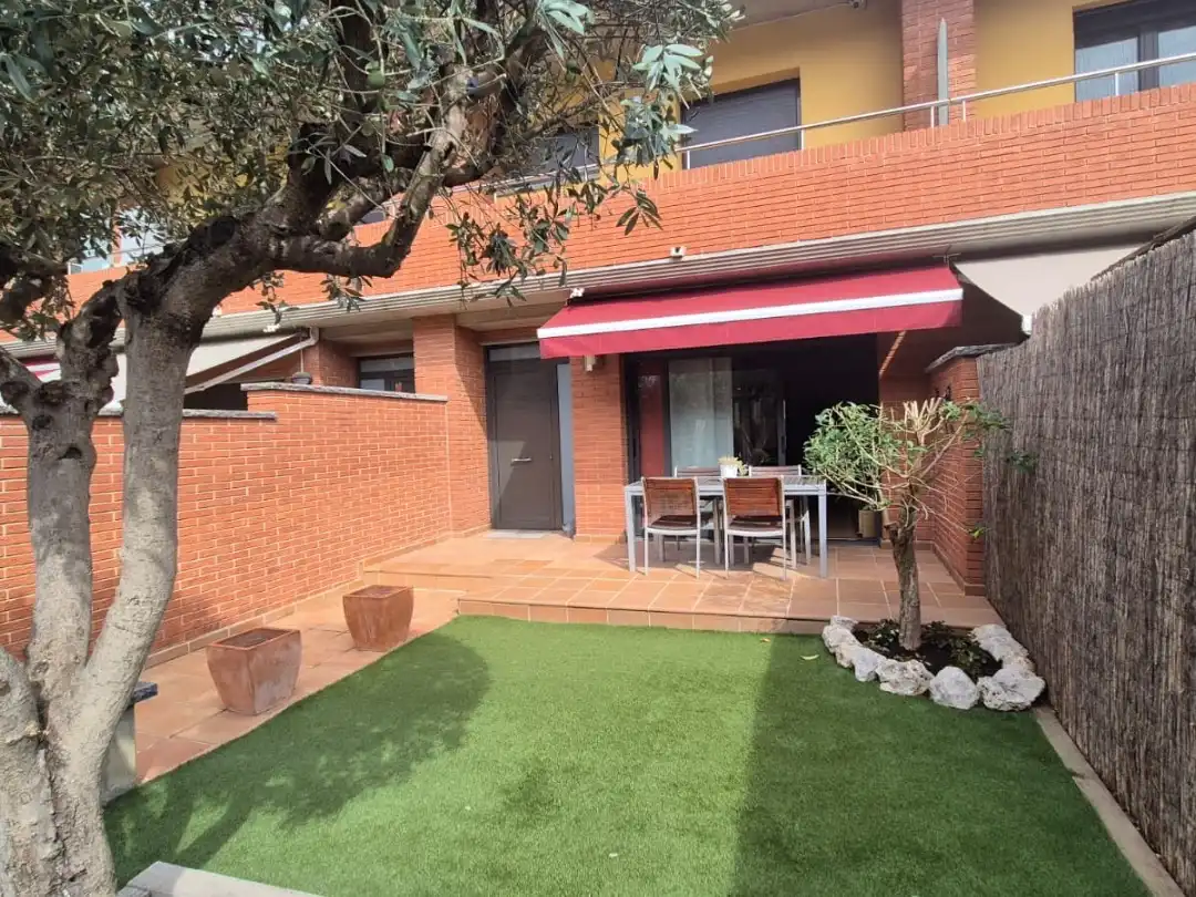 Semi-detached house for sale in Passeig Vall del Ges 100