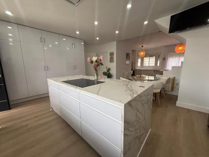 Kitchen of Single-family semi-detached for sale in Espartinas  with Air Conditioner, Storage room and Community pool