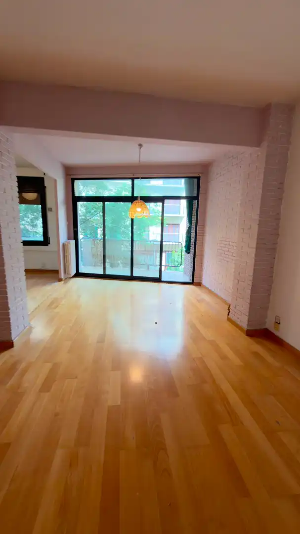 Sala de estar de Piso en venta en Barcelona con Calefacción, Parquet y Trastero