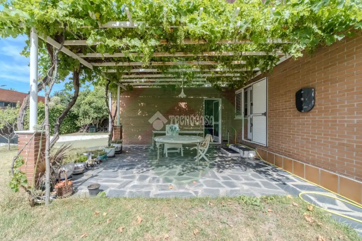 Terrassa de Casa adosada en venda en Griñón amb Calefacció, Piscina i Moblat