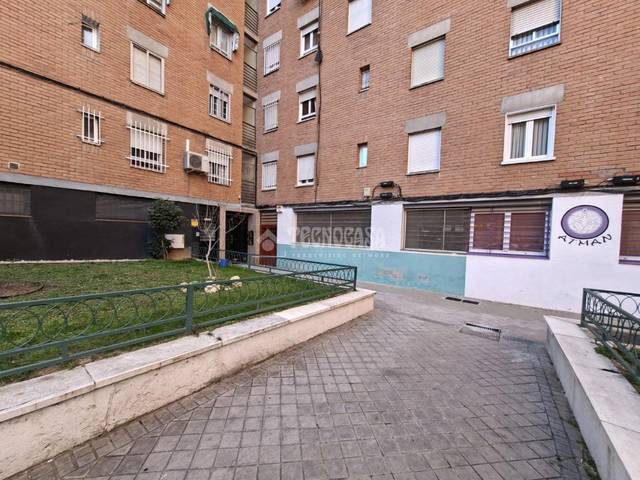 Local comercial en Alquiler en C. de la Rioja en Zarzaquemada