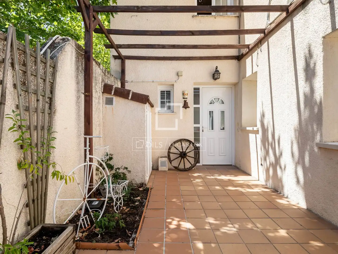 Vista exterior de Casa o xalet en venda en Majadahonda amb Aire condicionat i Jardí privat