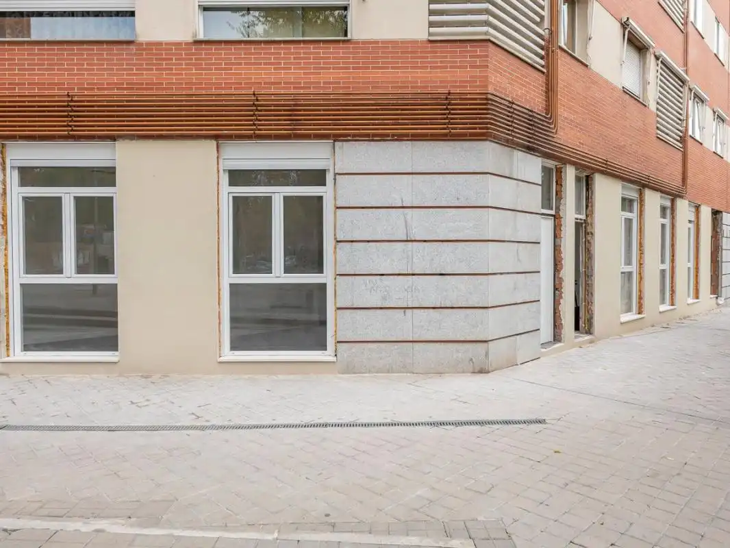 Vista exterior de Planta baixa en venda en Madrid amb Calefacció