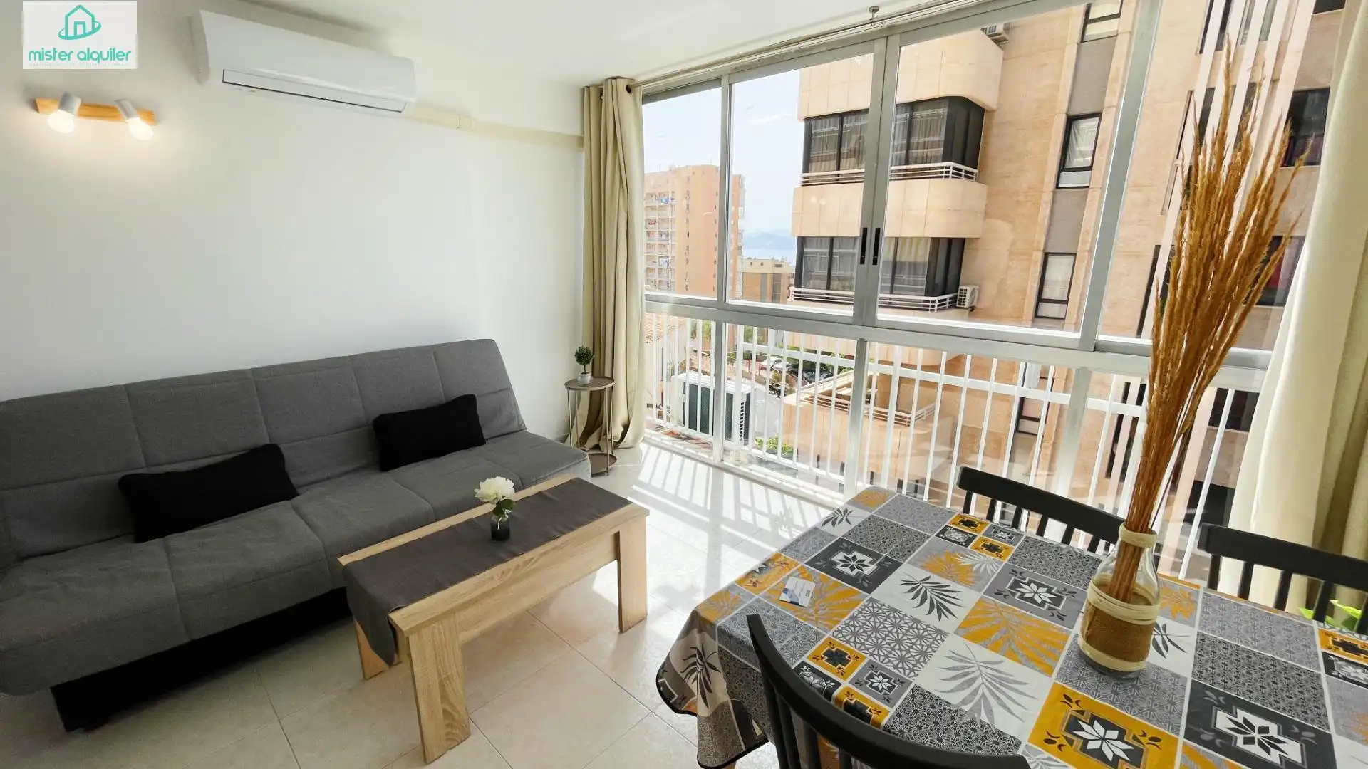 Terraza de Apartamento de alquiler en Benidorm con Aire acondicionado, Calefacción y Amueblado