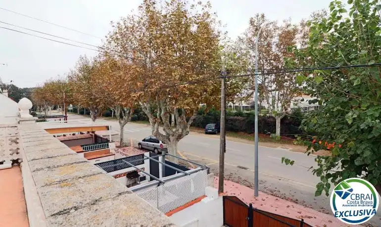 Vista exterior de Casa adosada en venta en Empuriabrava con Jardín privado, Amueblado y Piscina comunitaria