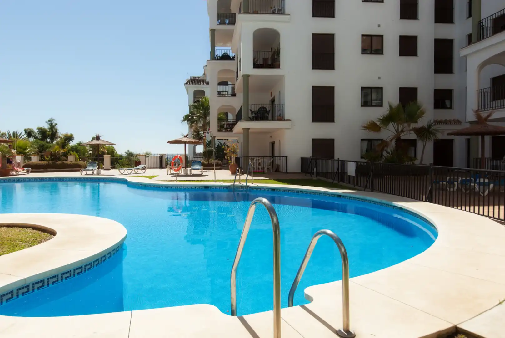 Apartment with terrace for sale in Puerto de la Duquesa, imagen 2