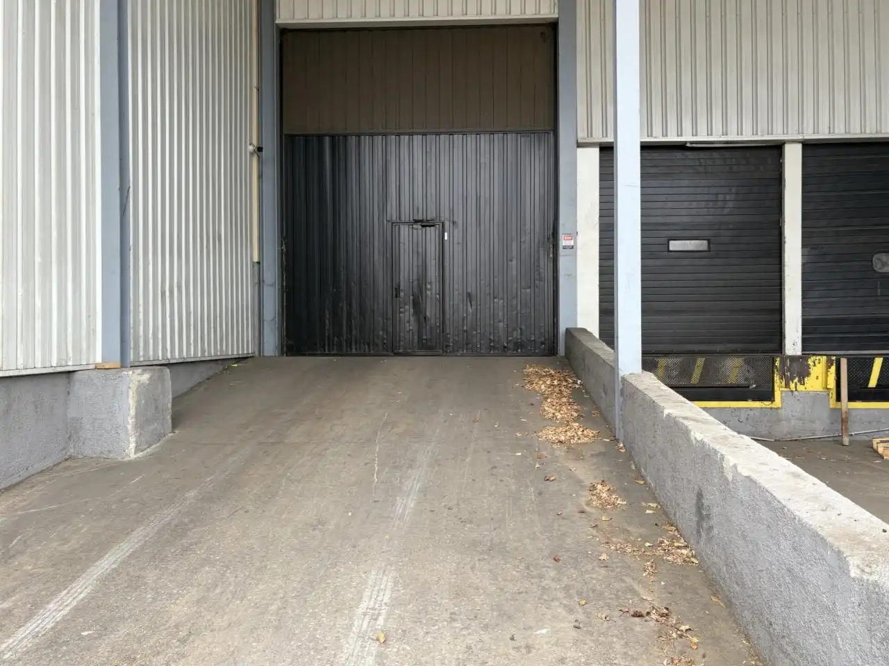 Parking de Nave industrial de alquiler en El Prat de Llobregat con Calefacción y Alarma