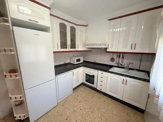 Cuina de Casa o xalet en venda en Sanxenxo amb Jardí privat, Terrassa i Moblat