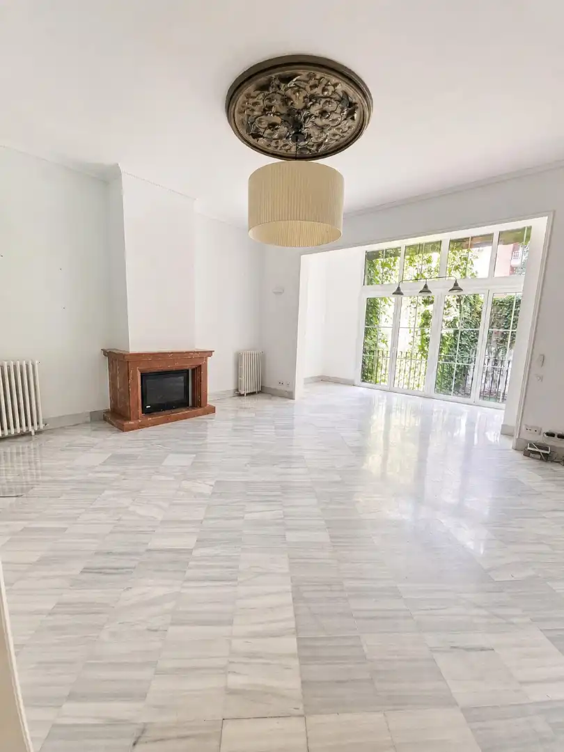 Sala d'estar de Casa adosada en venda en Barcelona amb Calefacció, Jardí privat i Terrassa