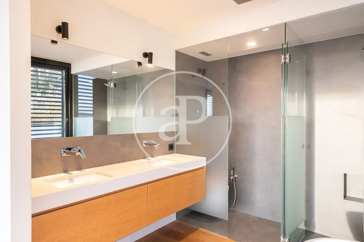 Bathroom of Flat for rent in Barcelona  with Air Conditioner, Heating and Private garden