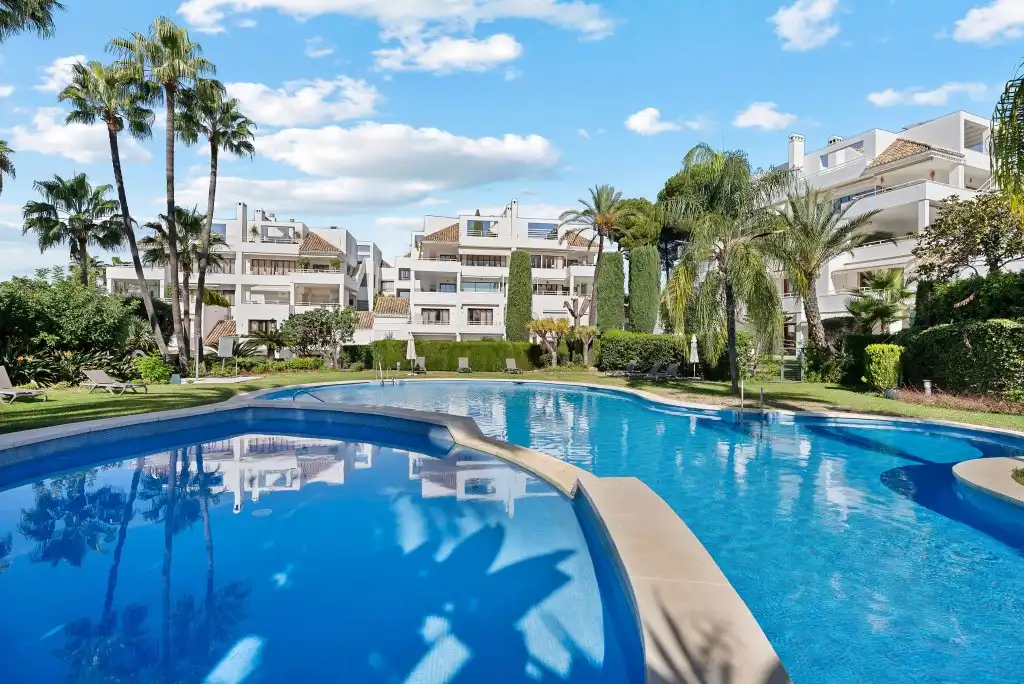 Casa aparellada amb piscina en venda a Nueva Andalucía, imagen 9