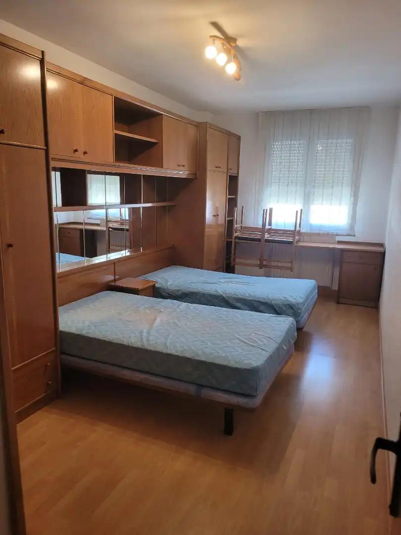 Dormitori de Pis en venda en Soria Capital  amb Calefacció, Parquet i Moblat