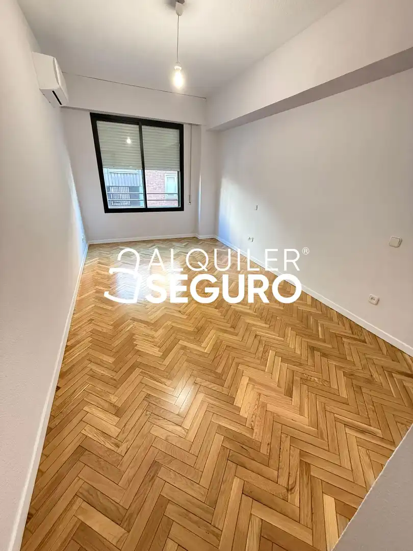 Dormitori de Pis de lloguer en Madrid amb Aire condicionat, Calefacció i Terrassa