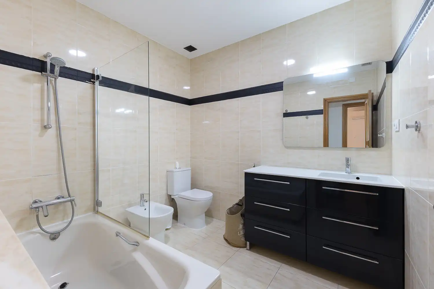 Bathroom of Flat for rent in Valencia  with Air Conditioner, Heating and Furnished
