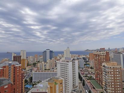 Vista exterior de Àtic en venda en Benidorm amb Aire condicionat, Terrassa i Piscina