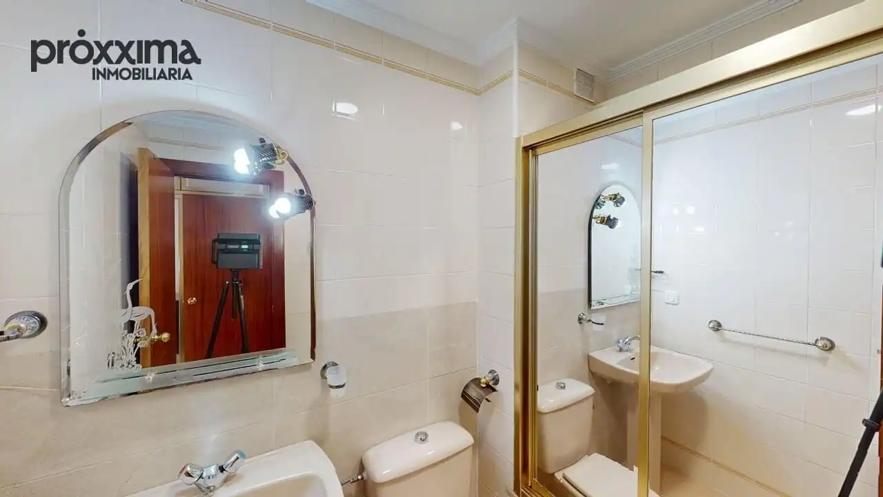 Bathroom of Flat for sale in Sevilla  with Air Conditioner, Terrace and Community pool
