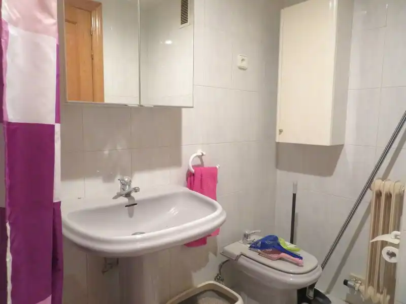 Baño de Apartamento en venta en León Capital  con Calefacción, Jardín privado y Terraza