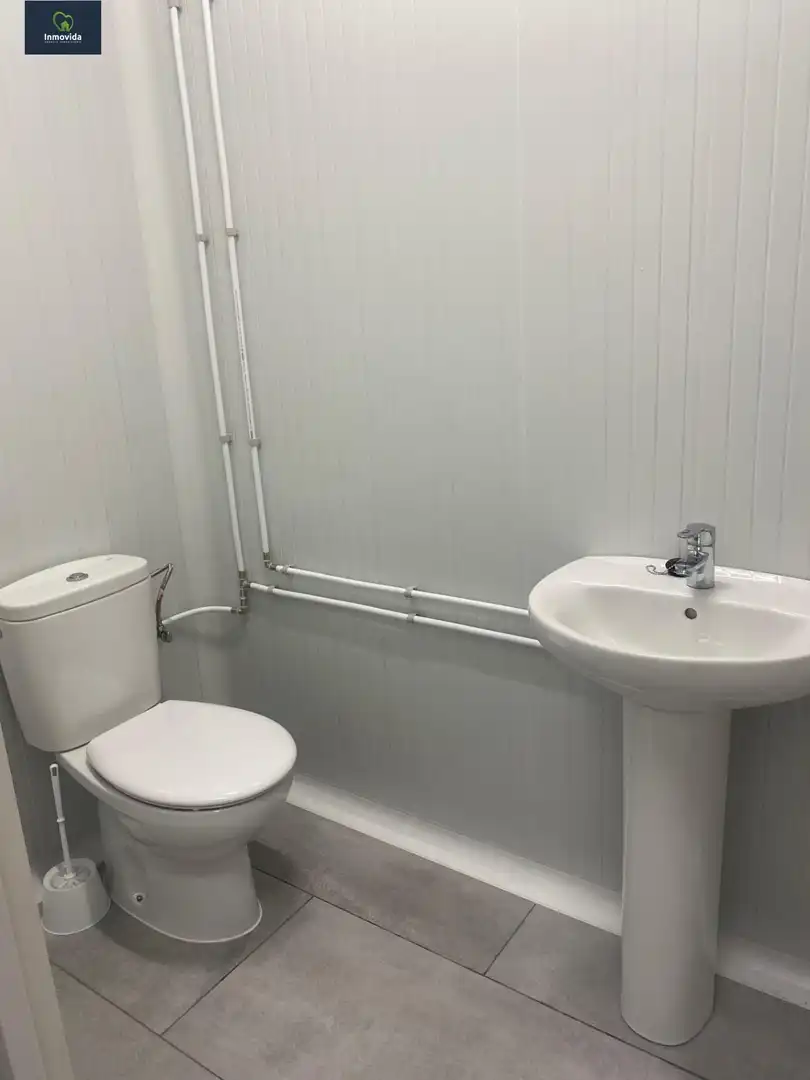 Badezimmer von Fabrikhallen zur Miete in Córdoba