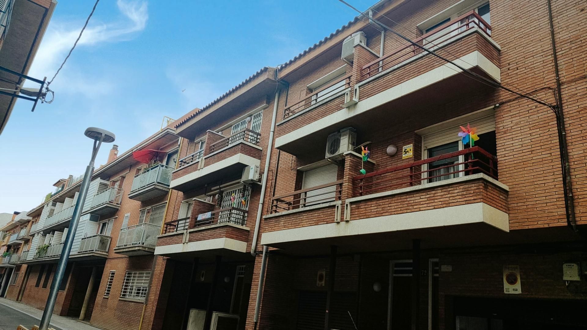 Vista exterior de Casa o chalet en venta en Cornellà de Llobregat con Aire acondicionado, Calefacción y Parquet