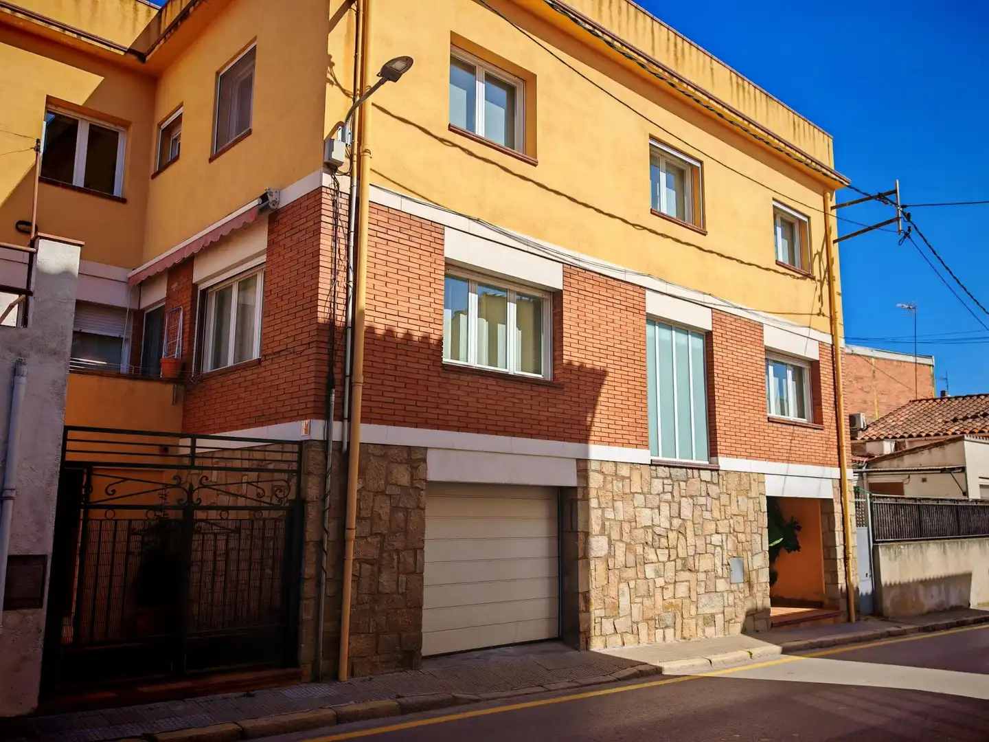 Vista exterior de Casa o chalet en venta en Breda con Aire acondicionado, Calefacción y Terraza