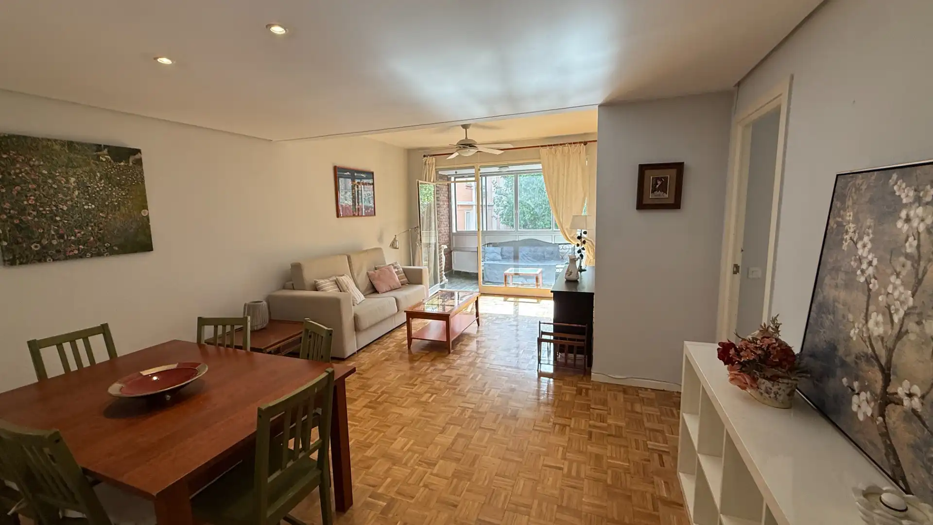 Sala de estar de Apartamento en venta en Madrid con Calefacción, Terraza y Amueblado