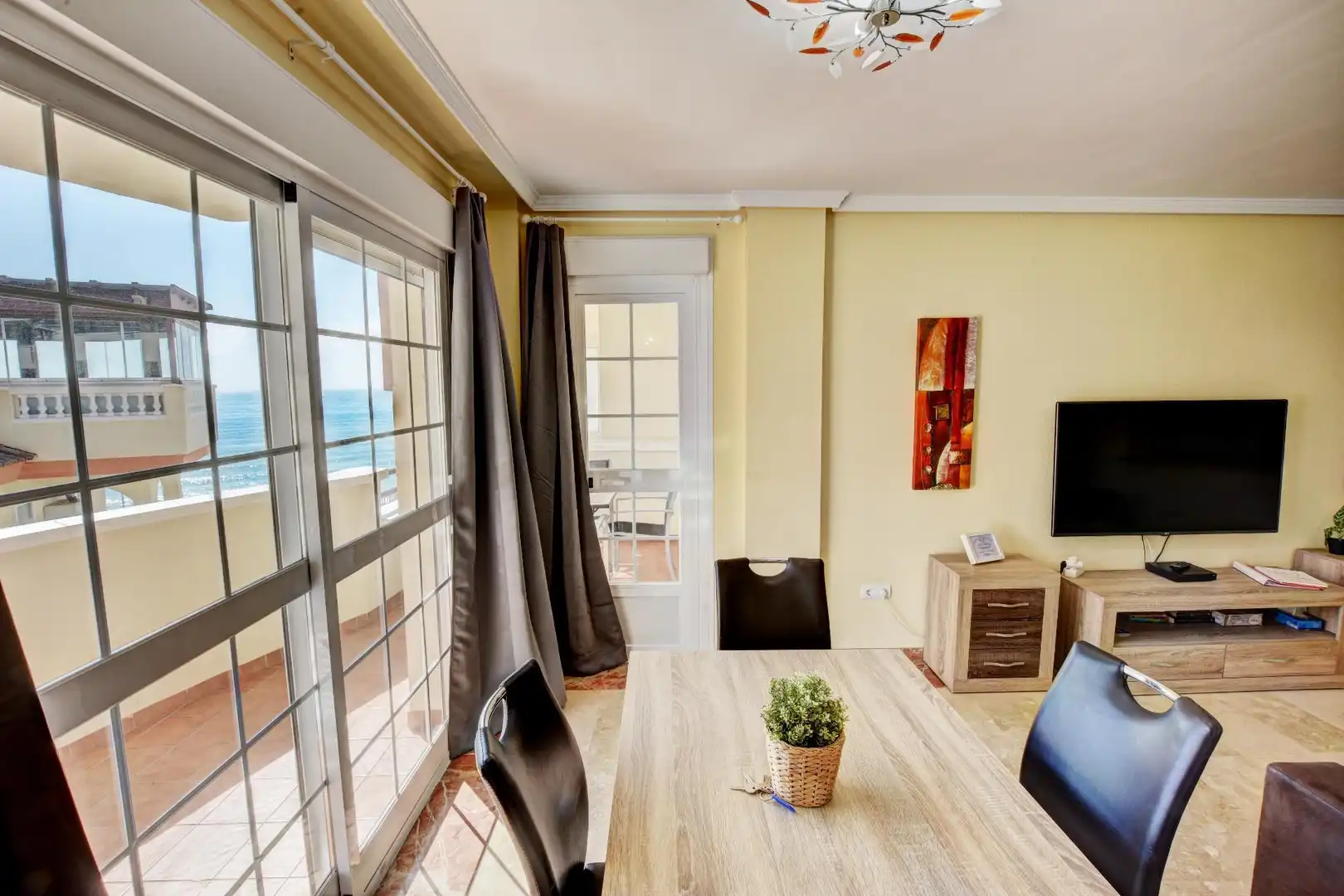 Sala d'estar de Apartament en venda en Benalmádena amb Aire condicionat, Terrassa i Piscina comunitària