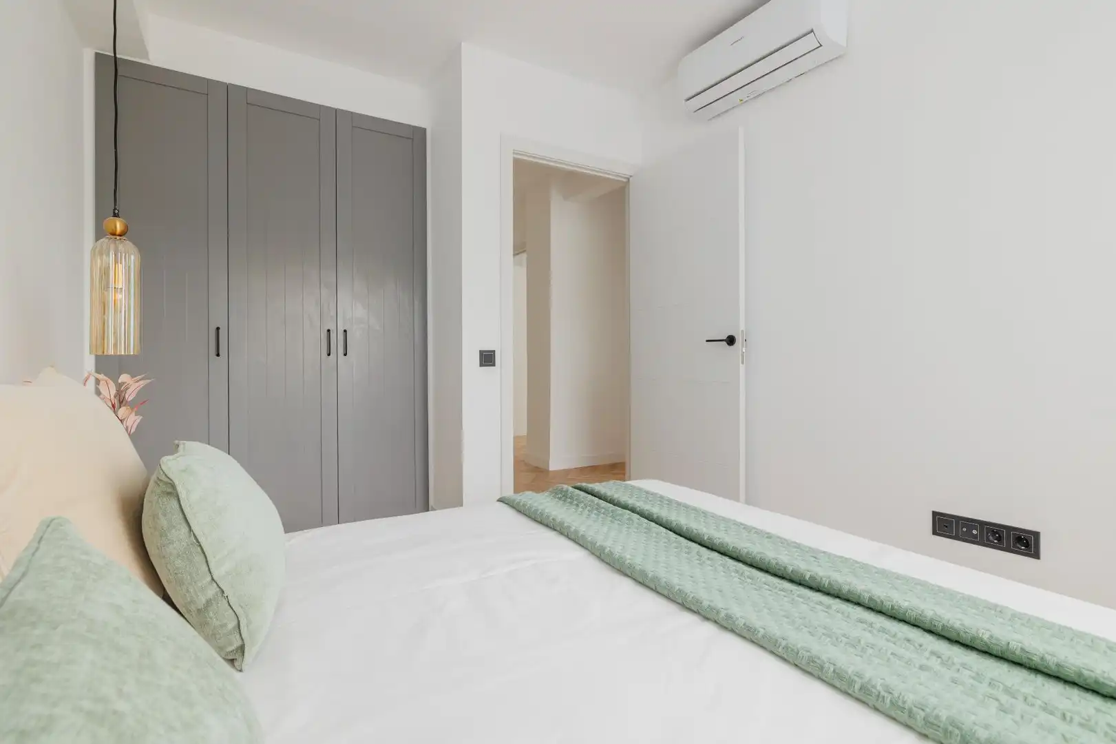 Dormitori de Apartament en venda en Madrid amb Jardí privat i Terrassa
