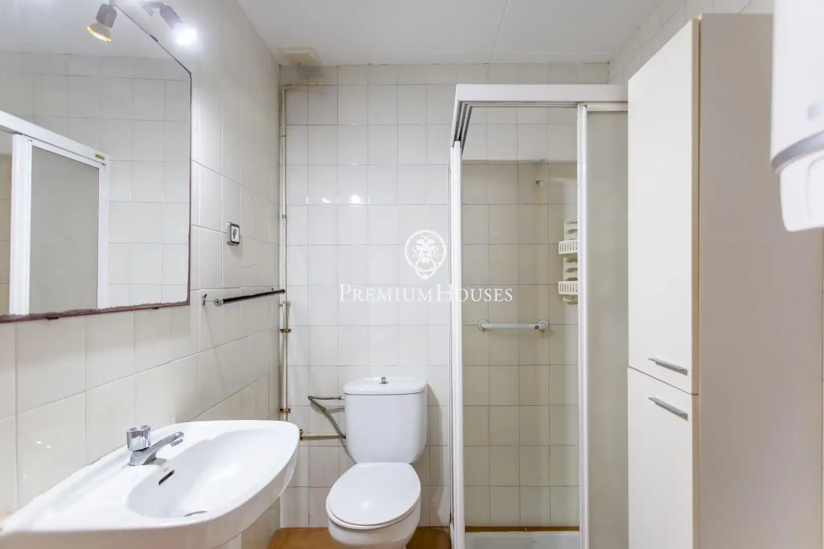Badezimmer von Einfamilien-Reihenhaus zum Verkauf in Canet de Mar mit Klimaanlage, Heizung und Terrasse