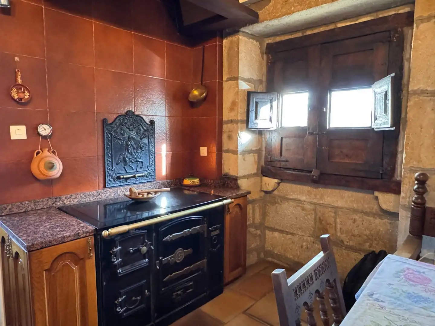 Cocina de Casa o chalet en venta en Los Corrales de Buelna  con Calefacción, Jardín privado y Terraza