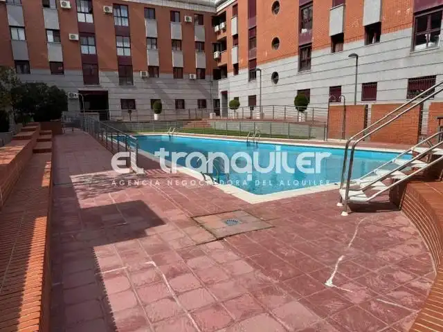 Piscina de Piso de alquiler en Parla con Aire acondicionado, Piscina y Amueblado