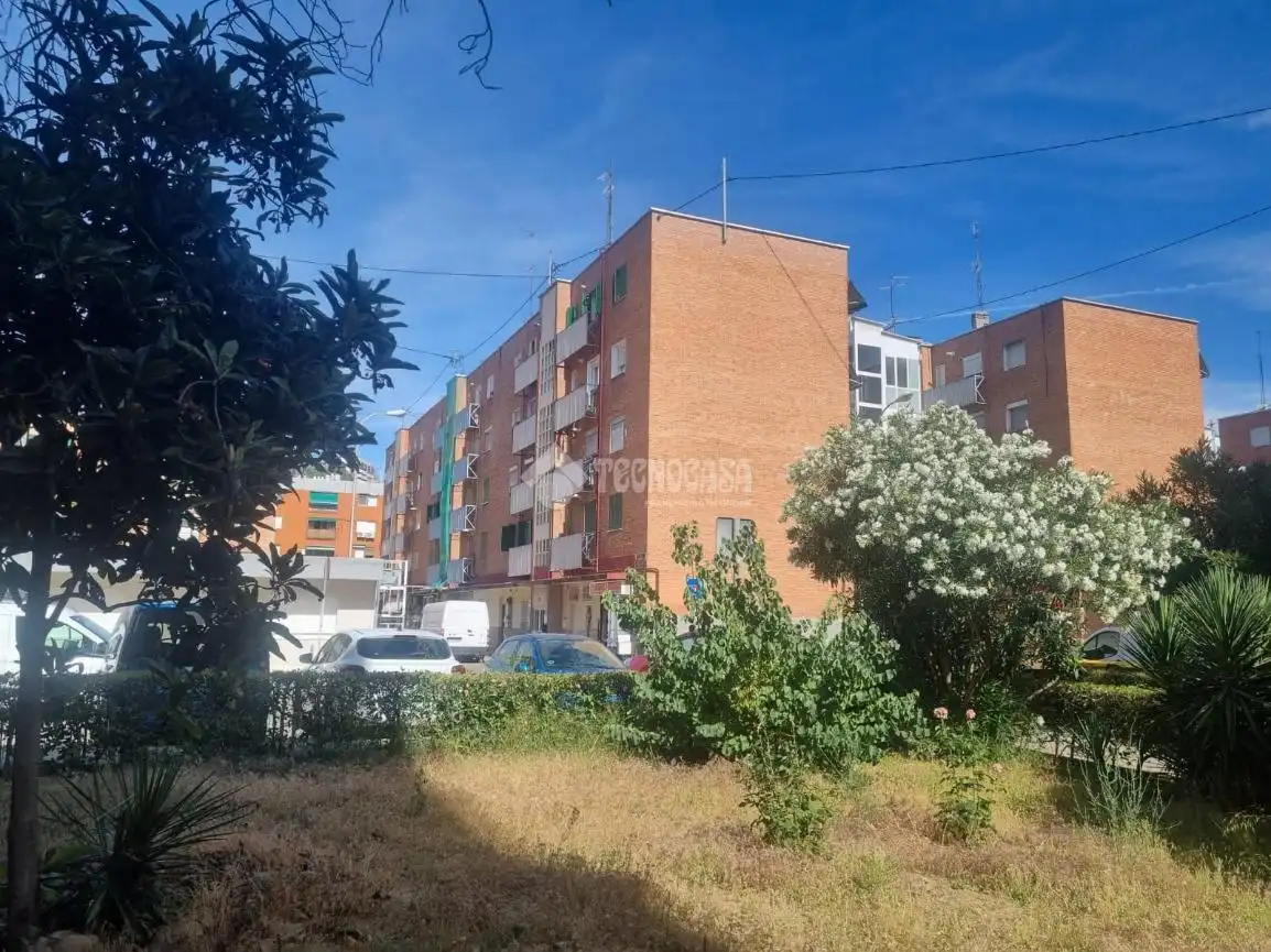 Vista exterior de Pis en venda en Madrid amb Calefacció i Balcó