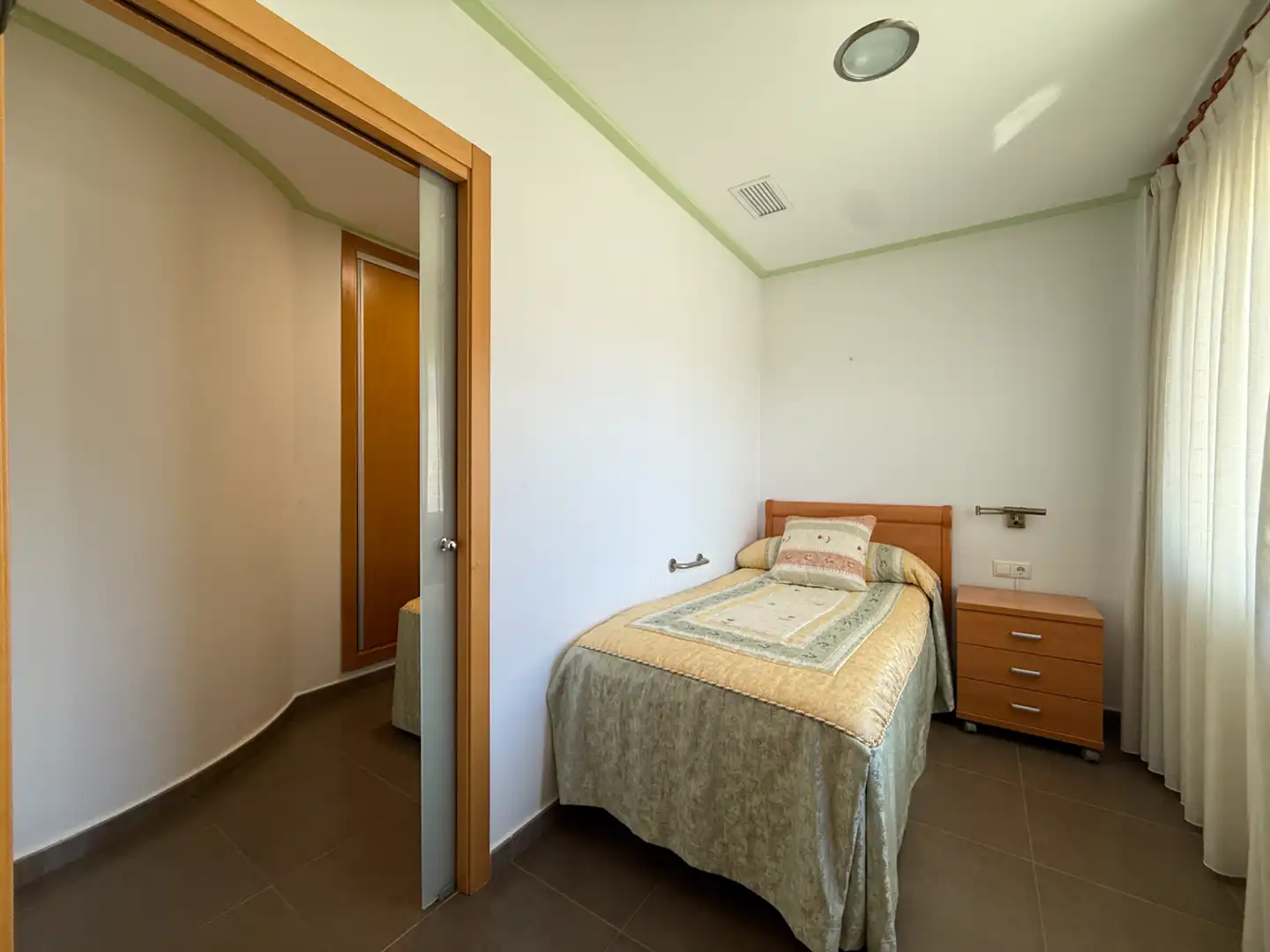 Schlafzimmer von Einfamilien-Reihenhaus zum Verkauf in La Pobla del Duc mit Klimaanlage, Heizung und Terrasse