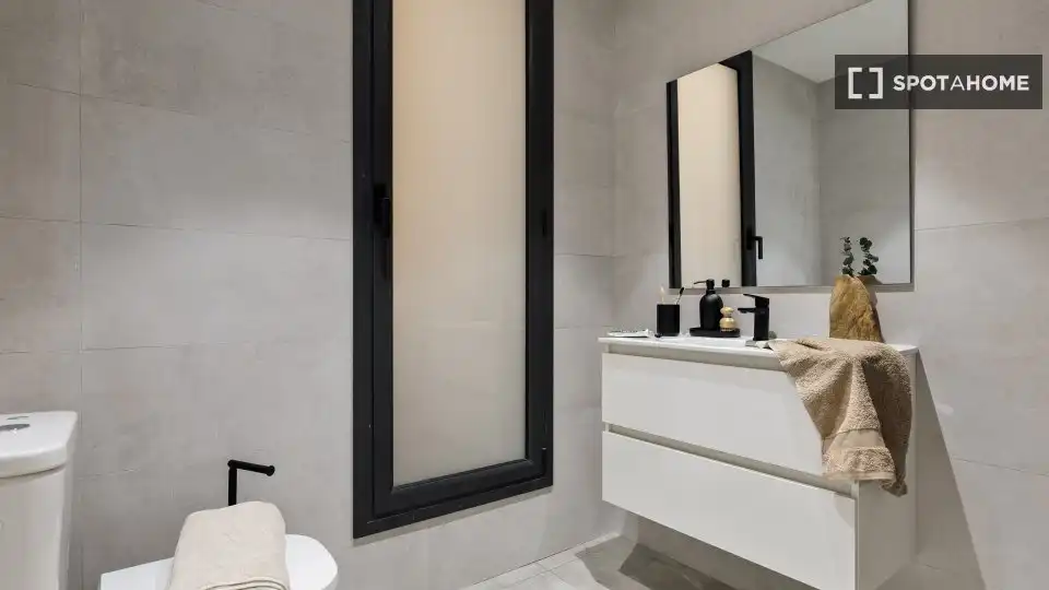 Baño de Piso de alquiler en Barcelona con Aire acondicionado, Calefacción y Amueblado