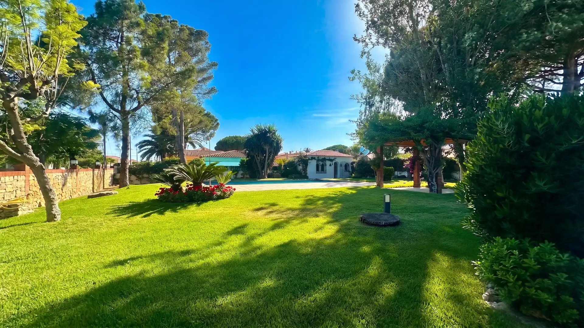Jardí de Casa o xalet en venda en Mont-roig del Camp amb Aire condicionat, Jardí privat i Terrassa