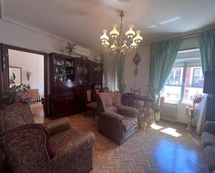 Sala d'estar de Pis en venda en  Madrid Capital