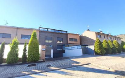 Vista exterior de Casa adosada en venda en Egüés amb Aire condicionat, Calefacció i Jardí privat