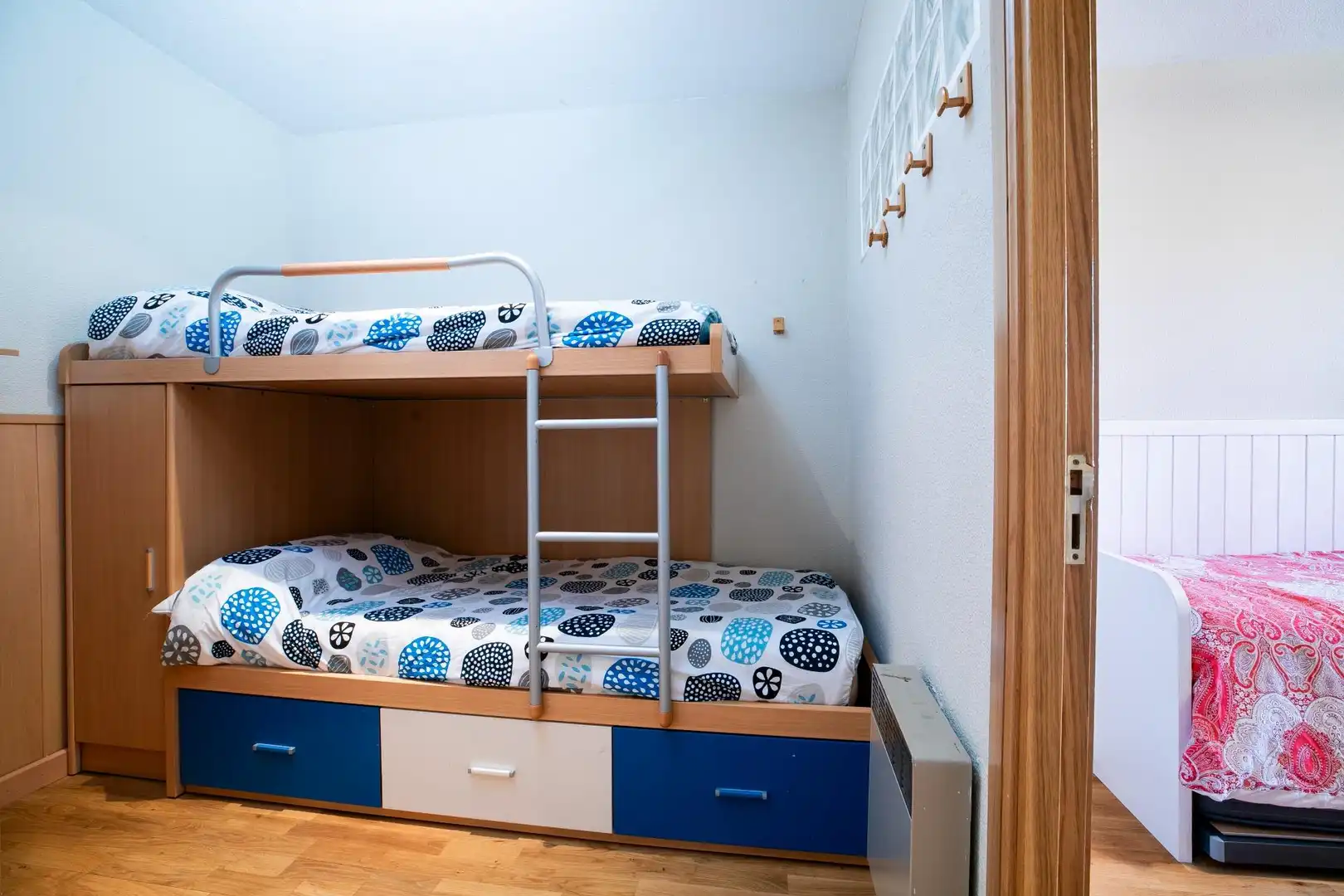 Schlafzimmer von Wohnung zum Verkauf in Aisa mit Heizung, Terrasse und Abstellraum