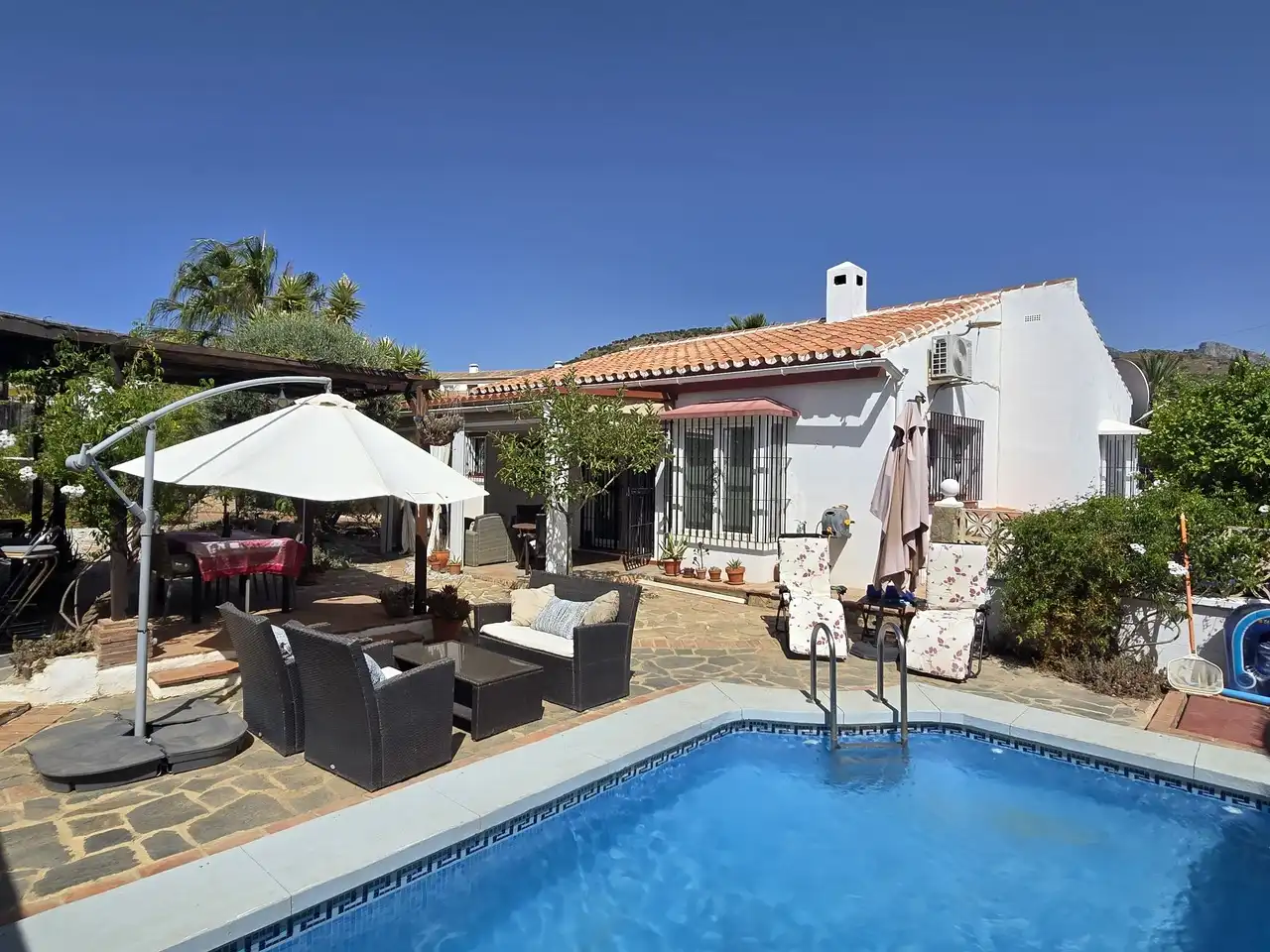 Casa con piscina en venta en Alcaucín