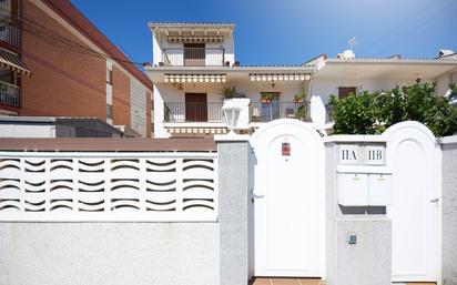 Vista exterior de Casa adosada en venda en Cubelles amb Aire condicionat, Terrassa i Balcó