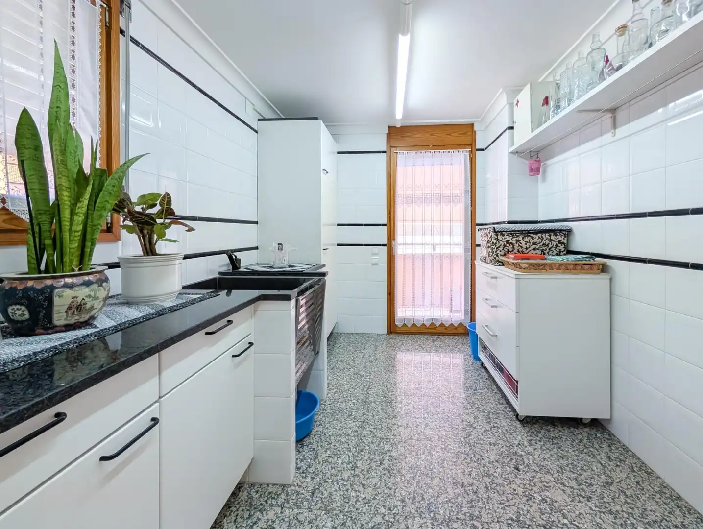 Cuina de Casa o xalet en venda en Banyoles amb Calefacció, Terrassa i Piscina