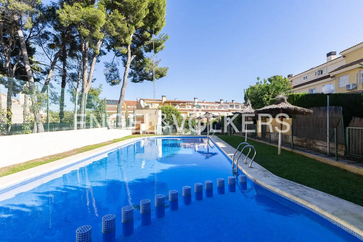 Piscina de Casa adosada de lloguer en Tavernes Blanques amb Aire condicionat, Calefacció i Jardí privat