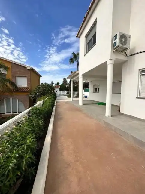 Vista exterior de Casa o xalet en venda en Vélez-Málaga amb Aire condicionat, Calefacció i Jardí privat