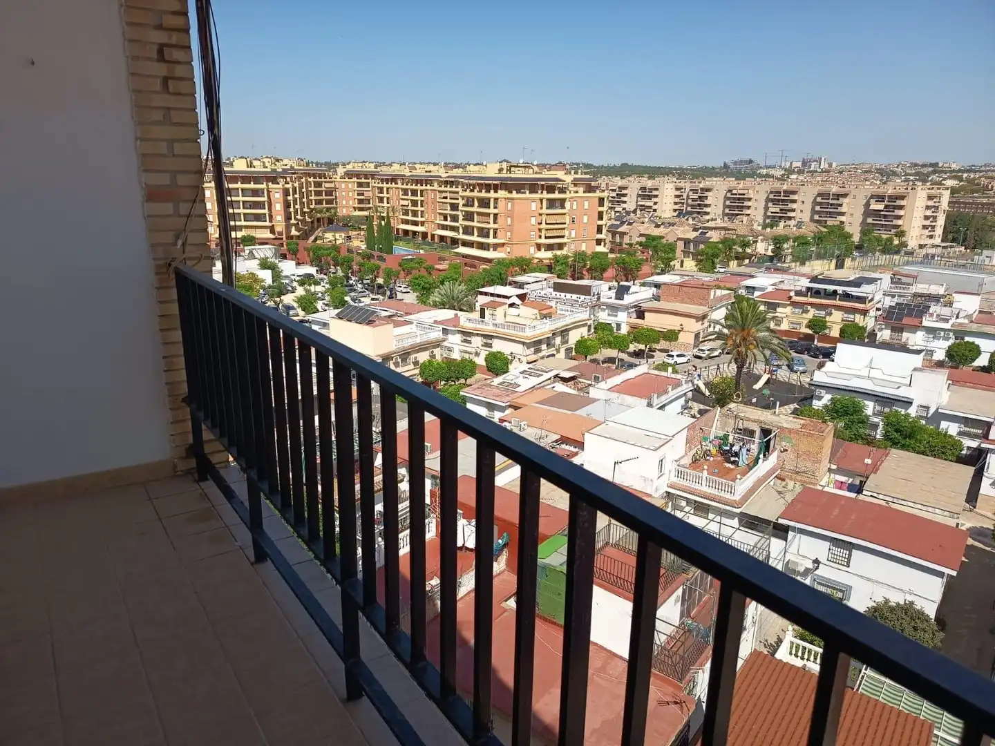 Außenansicht von Wohnungen zum Verkauf in San Juan de Aznalfarache mit Klimaanlage und Balkon