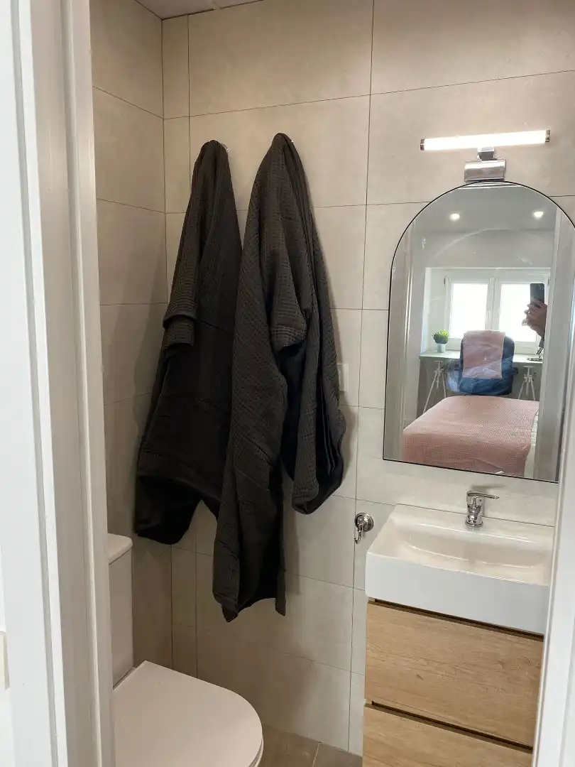 Bathroom of Flat for share in Madrid  with Air Conditioner, Furnished and Oven