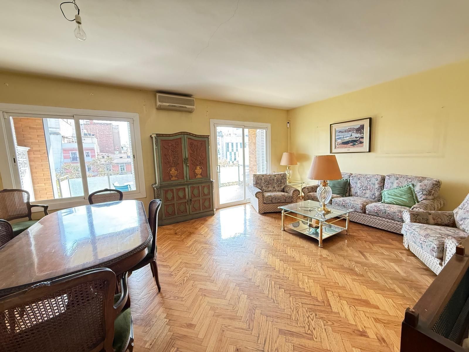 Living room of Flat for sale in  Barcelona Capital  with Air Conditioner, Heating and Parquet flooring