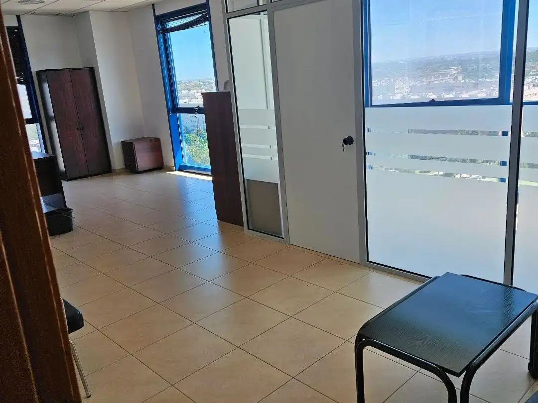 Büro zur Miete in Sevilla mit Klimaanlage, Heizung und Möbliert