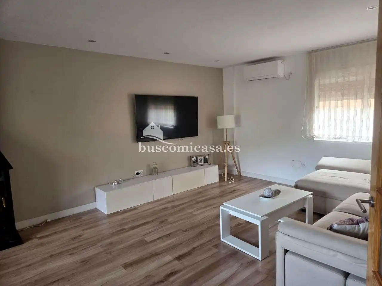 Sala d'estar de Casa adosada en venda en Jaén amb Aire condicionat, Terrassa i Piscina