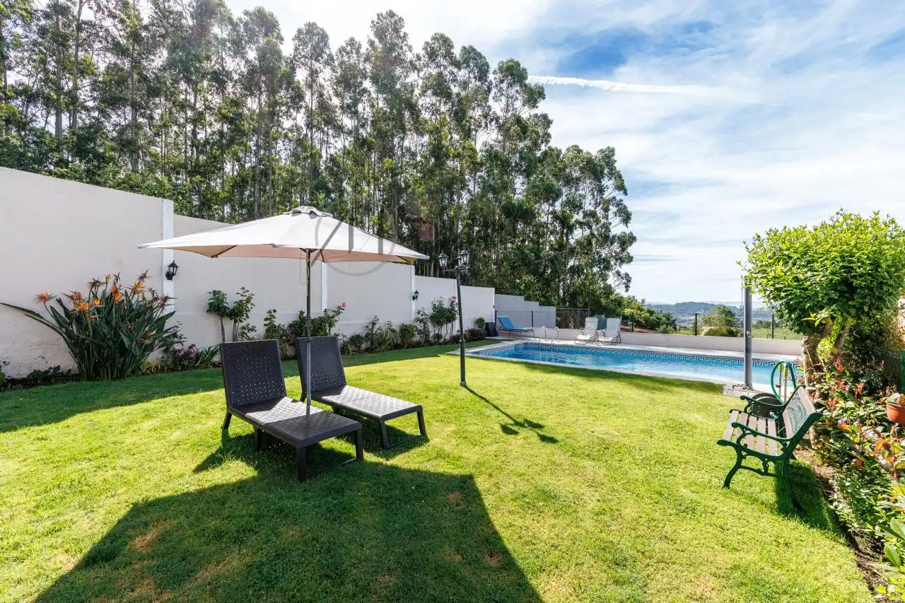 Piscina de Casa adosada en venta en Vigo  con Calefacción, Jardín privado y Parquet