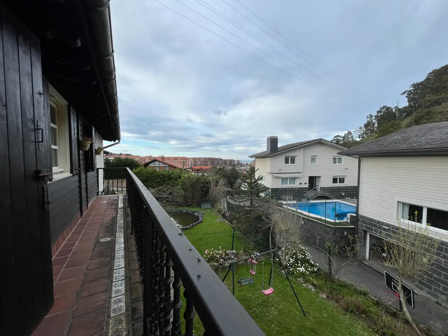 Vista exterior de Casa o xalet en venda en Castro-Urdiales amb Calefacció, Jardí privat i Terrassa