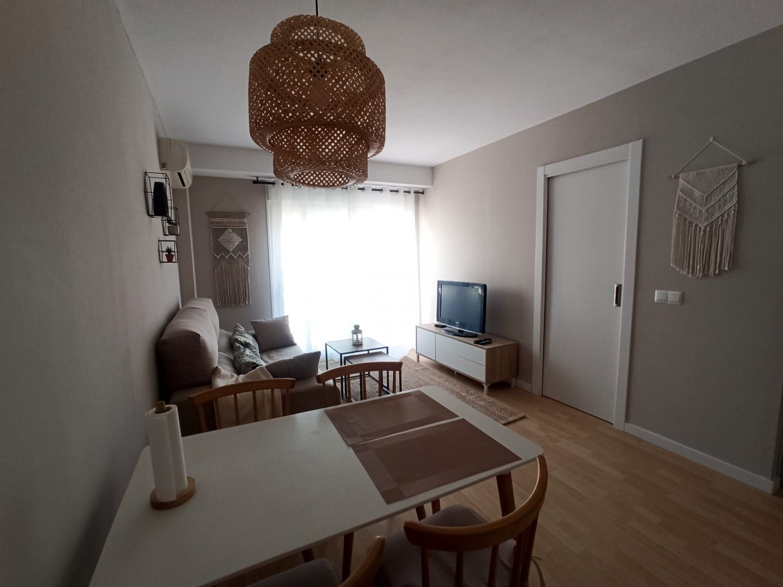 Sala d'estar de Apartament de lloguer en Palamós amb Aire condicionat, Parquet i Moblat